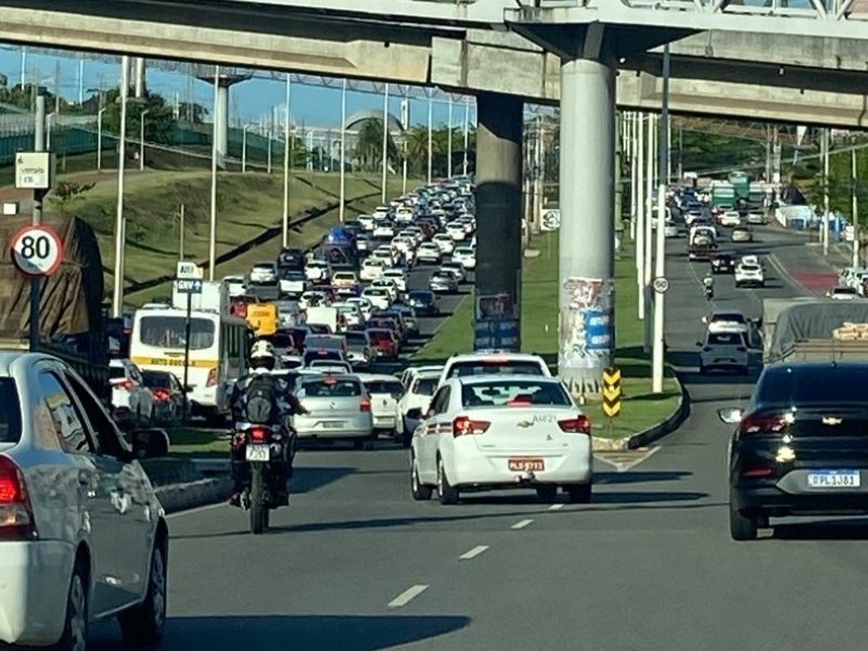 Imagem de Acidente envolvendo carro e moto deixa trânsito intenso na Av. Paralela