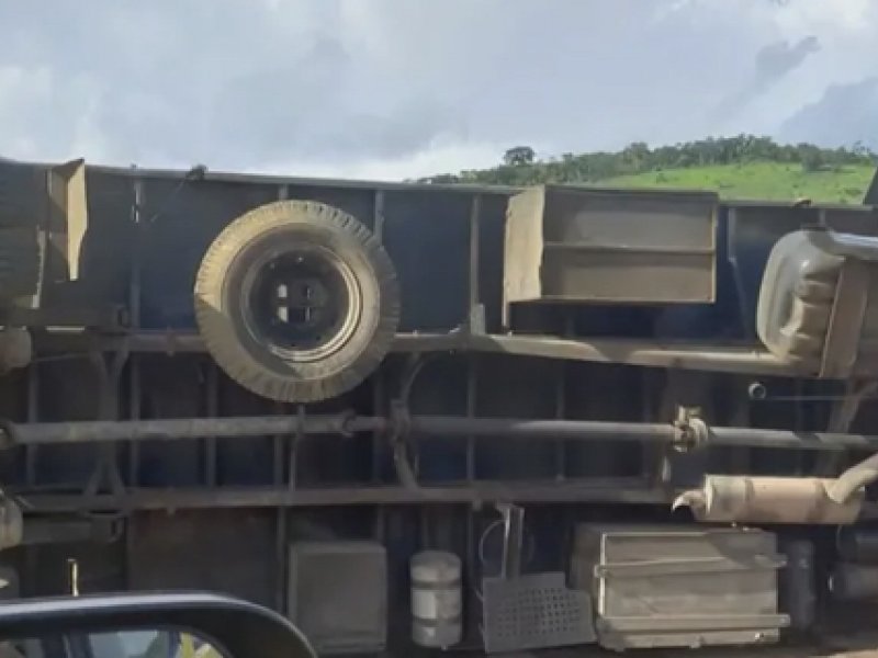Imagem de Caminhões tombam em acidentes no sudoeste da Bahia; não houve registro de feridos