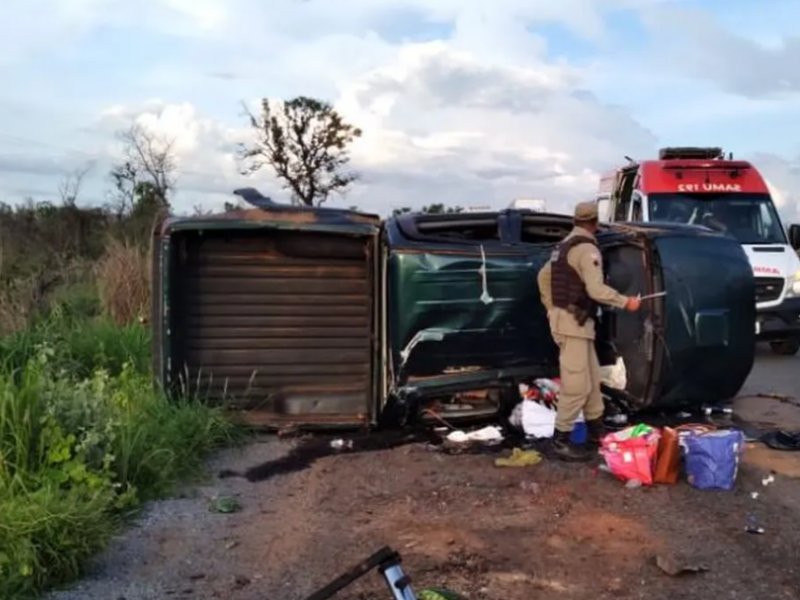 Imagem de Duas pessoas morrem após caminhonete capotar em Correntina