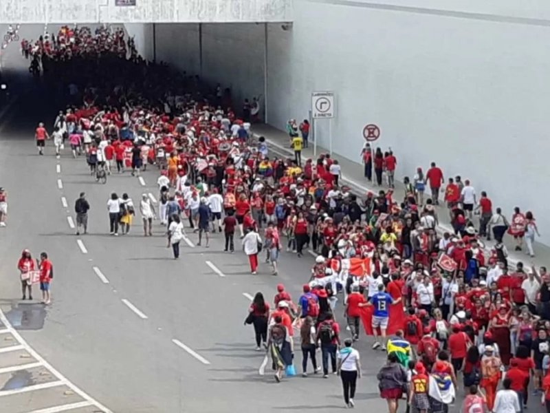 Imagem de Apoiadores enfrentam revistas e longas filas para acompanhar a posse de Lula