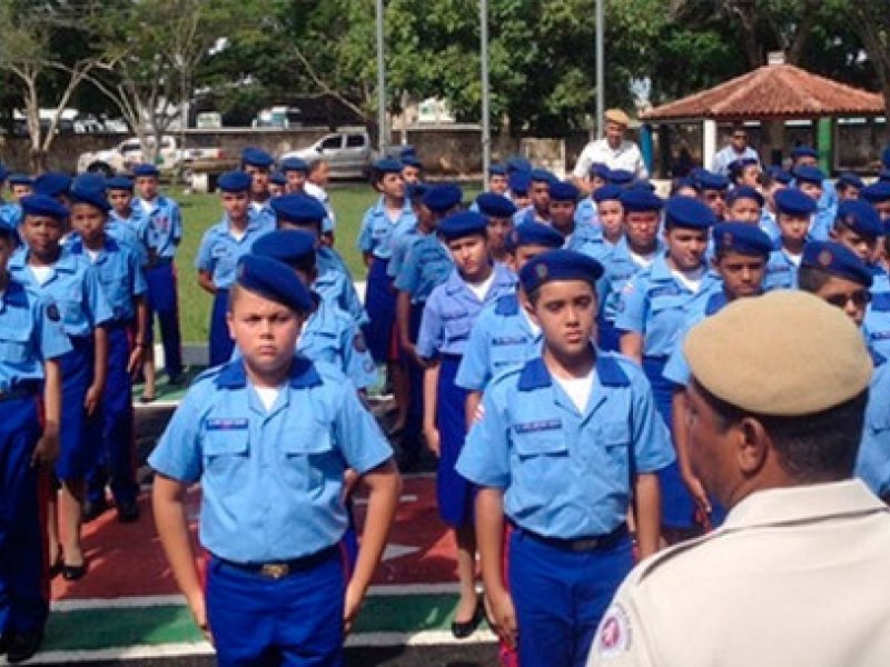 Imagem de Familiares relatam transtornos enfrentados na inscrição para processo seletivo em colégio e creche da PM-BA