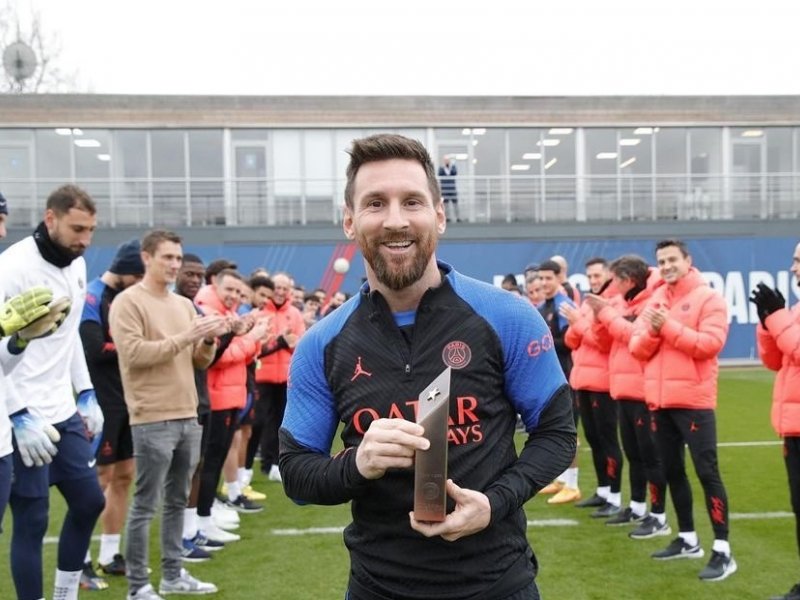 Imagem de Com homenagens, Messi volta aos treinos no PSG após Copa do Mundo