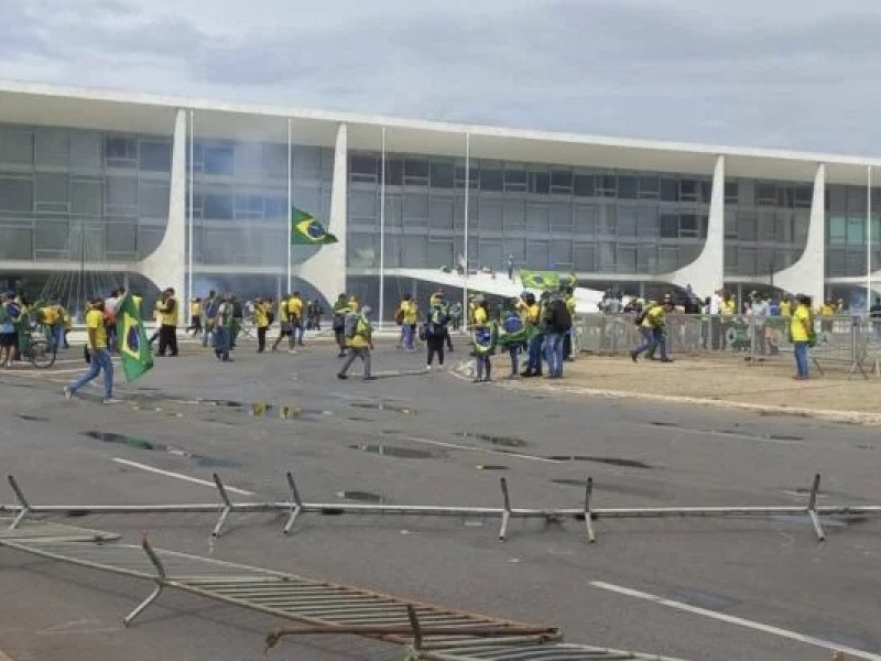 Imagem de ASSISTA: Bolsonaristas invadem Congresso e Planalto e atacam viaturas policiais
