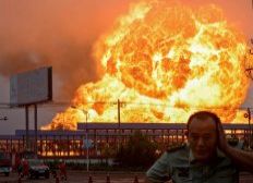 Imagem de Centenas de bombeiros combatem incêndio em fábrica na China