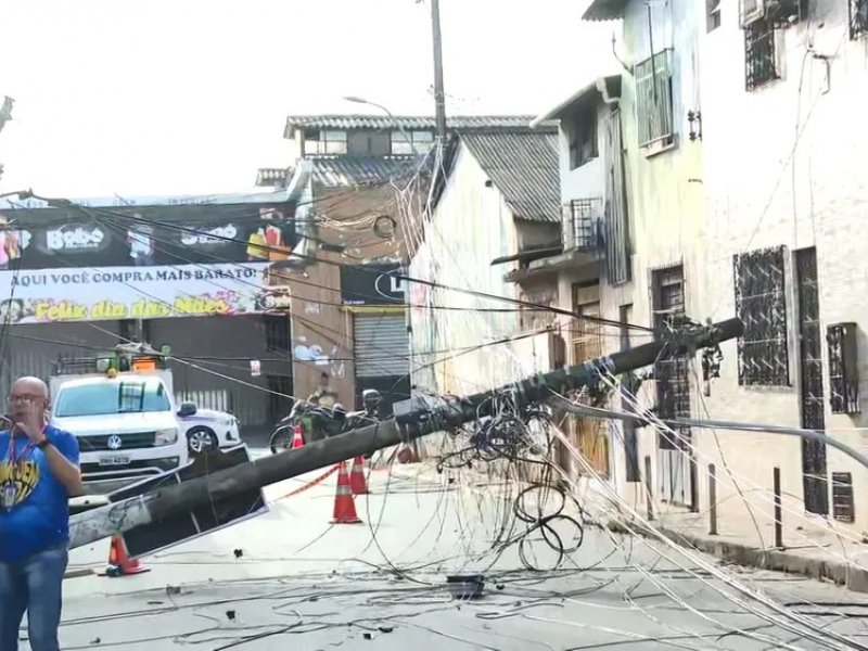 Imagem de Reparos na pista e na rede elétrica avançam após caminhão com toras de madeira bater em poste