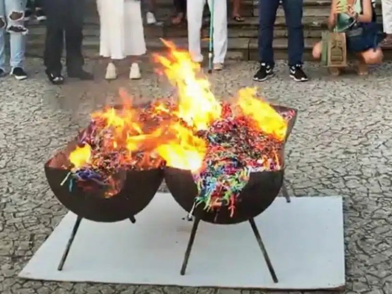 Imagem de Fitinhas do Senhor do Bonfim e pedidos dos fiés são incineradas em ritual em Salvador