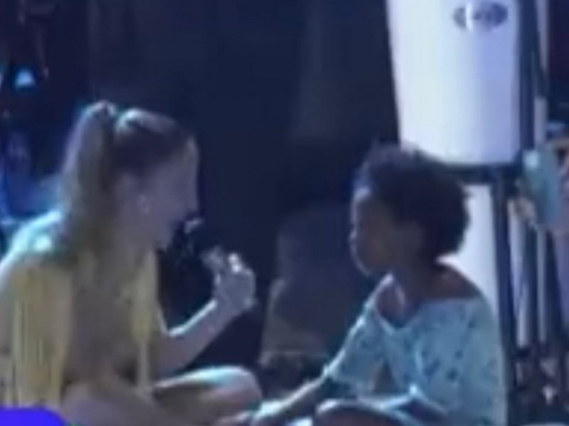 Imagem de Assista: Claudia Leitte faz rima para tranquilizar criança perdida durante show em Maceió