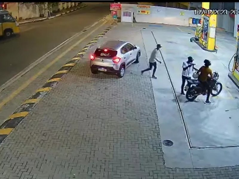 Imagem de Dupla armada rouba motocicleta de homem em posto de combustível de Lauro de Freitas