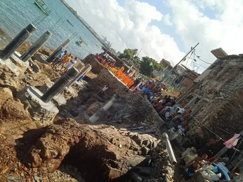 Imagem de Moradores impedem demolição de construção irregular na praia da Gamboa