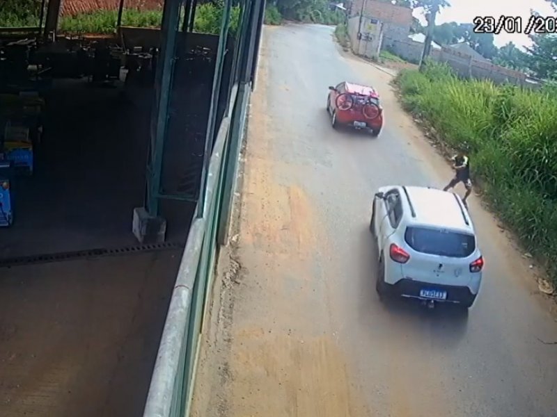 Imagem de Bandidos armados assaltam motoristas na estrada Cassange; veja vídeos