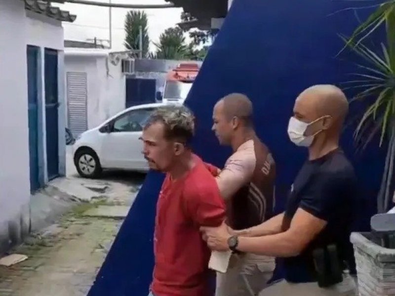 Imagem de Homem é detido após esmurrar portão de unidade de saúde e tentar agredir PM em salvador; veja vídeo 