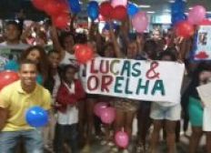 Imagem de Lucas e Orelha são recebidos pelos fãs ao chegarem em Salvador