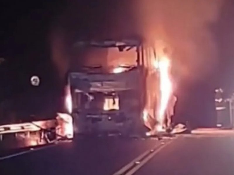 Imagem de Ônibus de turismo pega fogo na BA-263, no sudoeste da Bahia