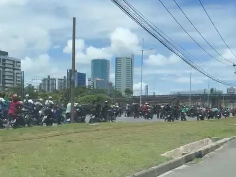 Imagem de Motociclistas realizam manifestação na Paralela; trânsito está congestionado