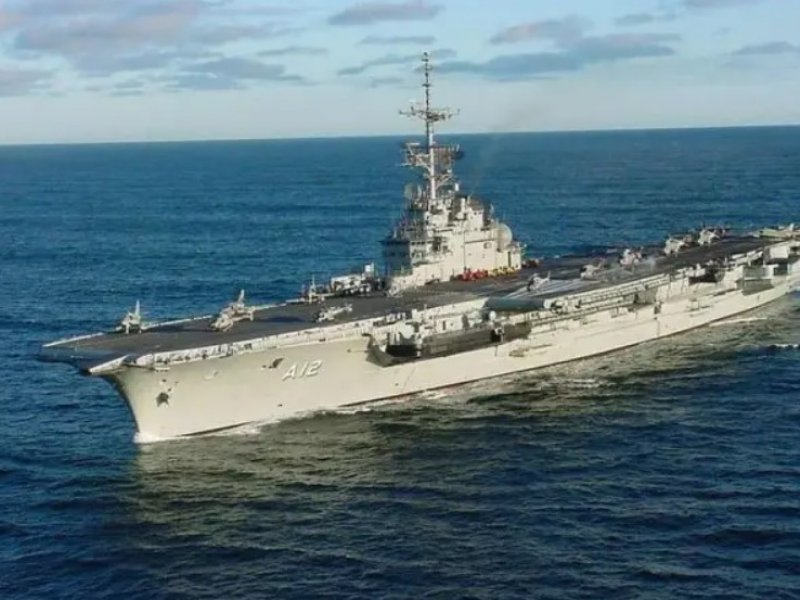 Imagem de Marinha afunda porta-aviões em alto mar