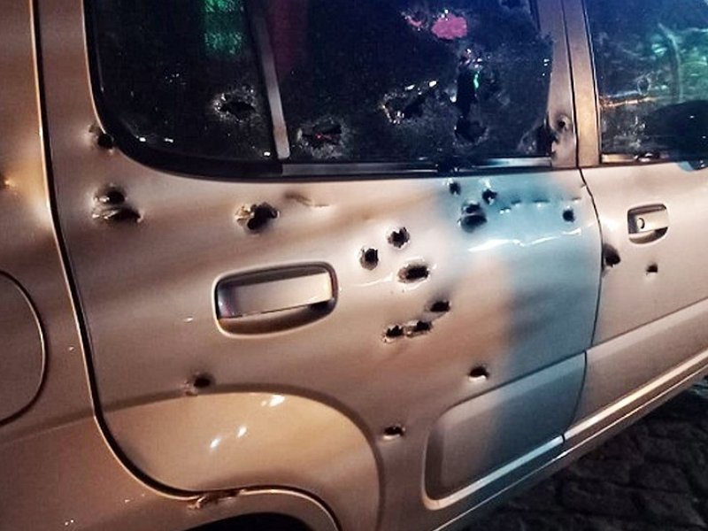 Imagem de Passageiro fica ferido após carro ser atingido por mais de 50 tiros em Feira