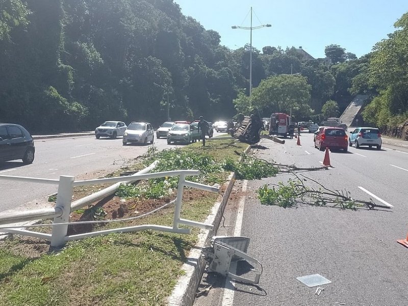 Imagem de Carro capota e acidente interdita parte de avenida em Salvador