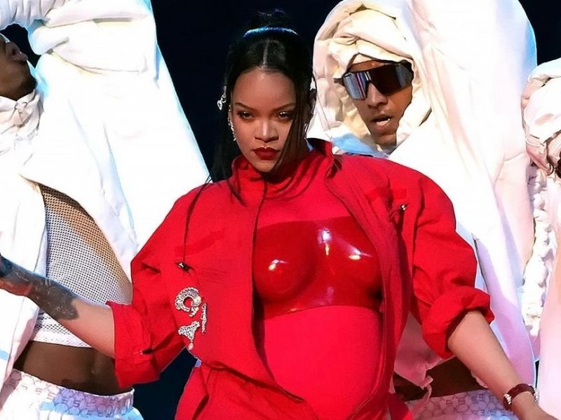 Imagem de Rihanna teria escondido gravidez da própria equipe; 200 funcionários são surpreendidos