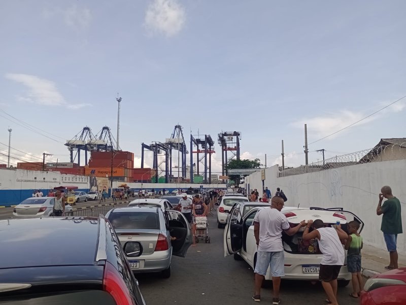 Imagem de Usuários do ferry boat enfrentam quatro horas de espera na manhã desta quinta (16), primeiro dia de carnaval