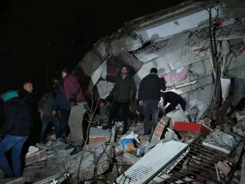 Imagem de Jovem é resgatada com vida de escombros a Turquia após 10 dias do terremoto