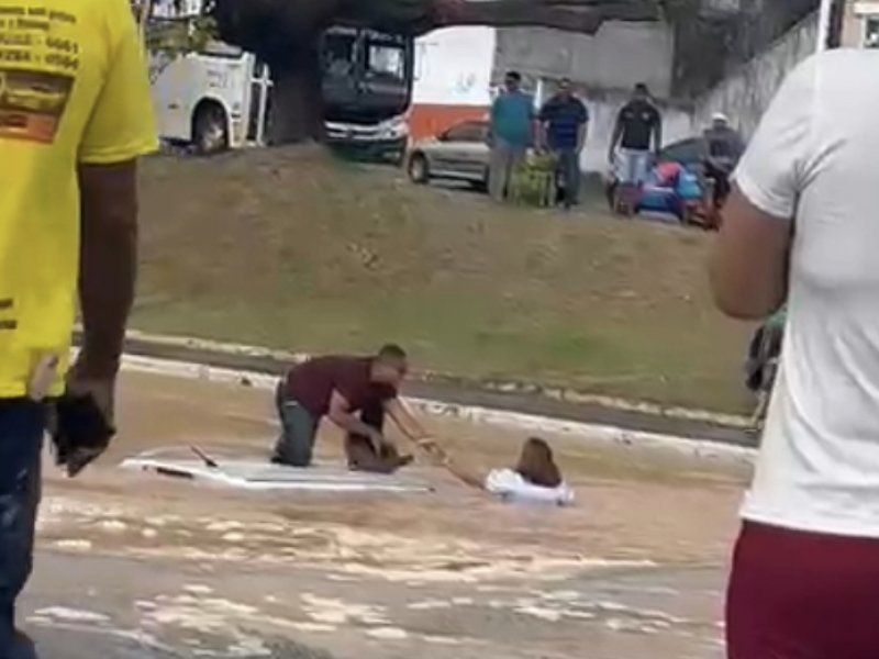 Imagem de Vídeo: Asfalto afunda e carro cai em buraco no Garcia