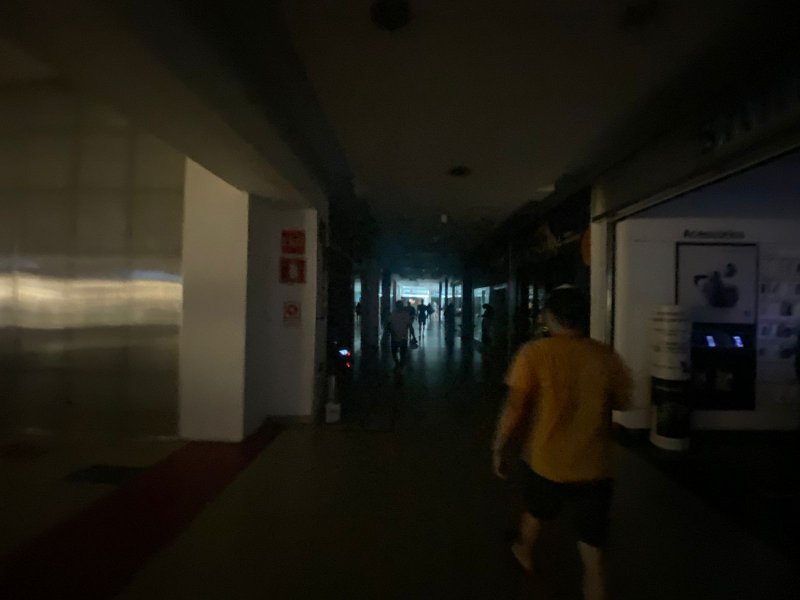 Imagem de Queda de energia causa pânico em clientes de shopping em Salvador