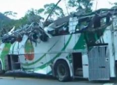 Imagem de Ônibus com universitários bate e mata 16 pessoas em rodovia de SP