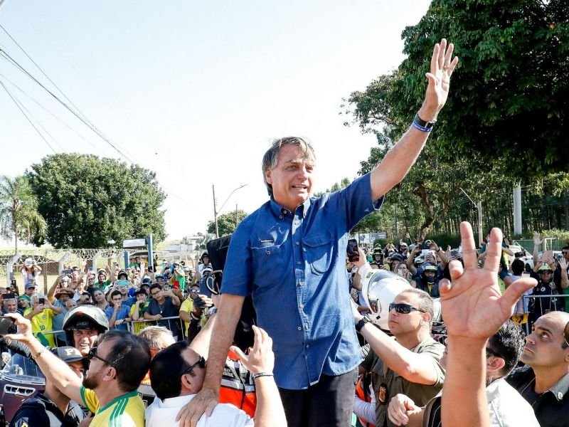 Imagem de Bolsonaro deve retornar em Março ao Brasil