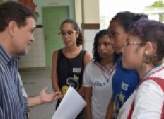 Imagem de Secretário Walter Pinheiro visita escola onde estudou na Boa Viagem