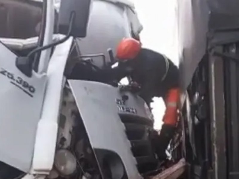 Imagem de Motorista fica preso às ferragens após batida entre carretas na BR-116