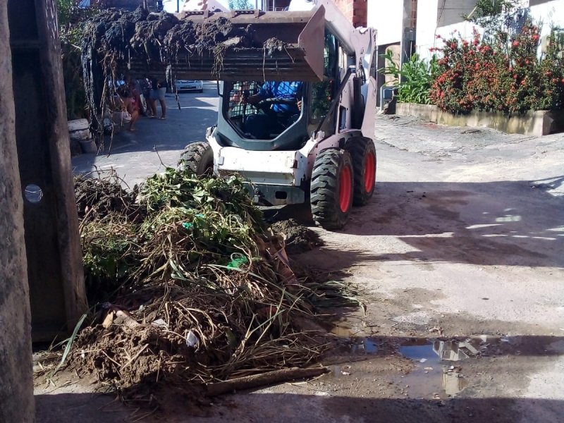 Imagem de Após chuvas, moradores de Fazenda Coutos impedem Prefeitura Bairro de tirarem máquina 