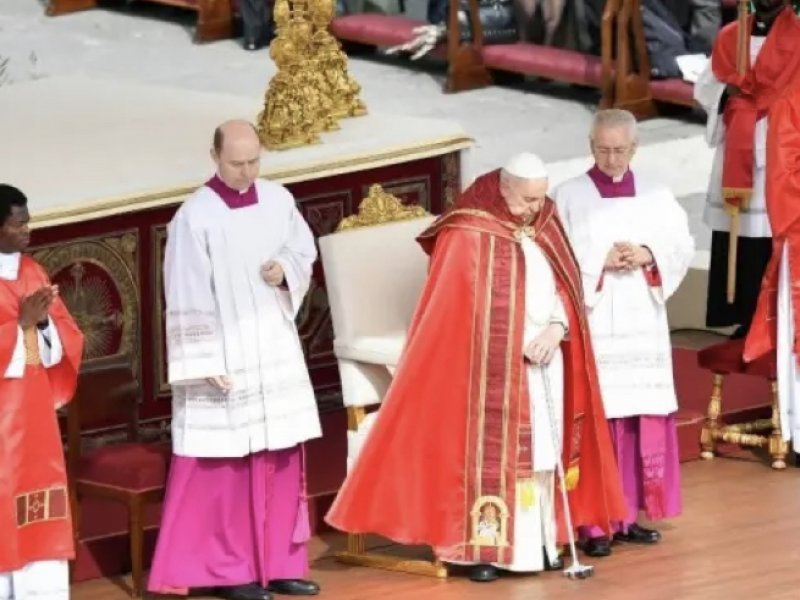 Imagem de Papa Francisco preside missa no Domingo de Ramos após alta do hospital