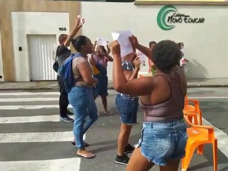 Imagem de Pais de alunos protestam contra horário reduzido em CMEI no bairro de Pernambués