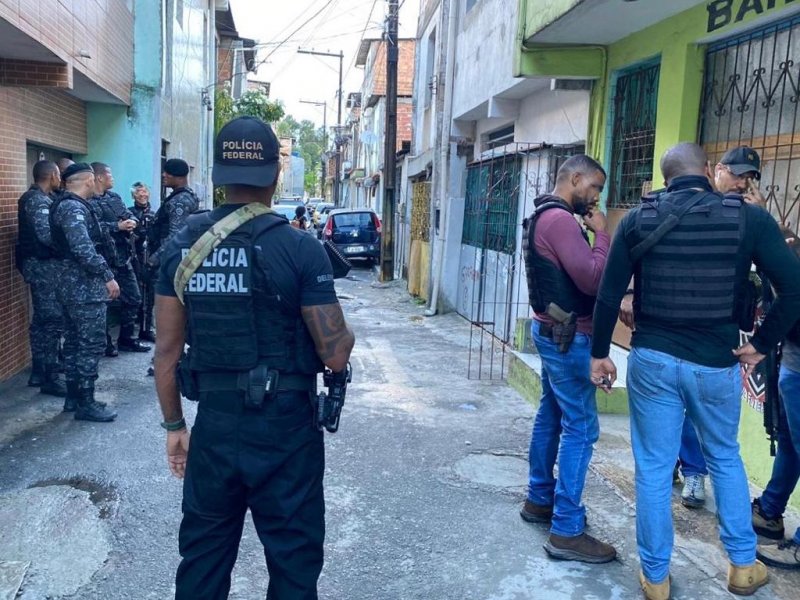 Imagem de Investigados por ataque a banco com explosivos são alvos de operação em Salvador