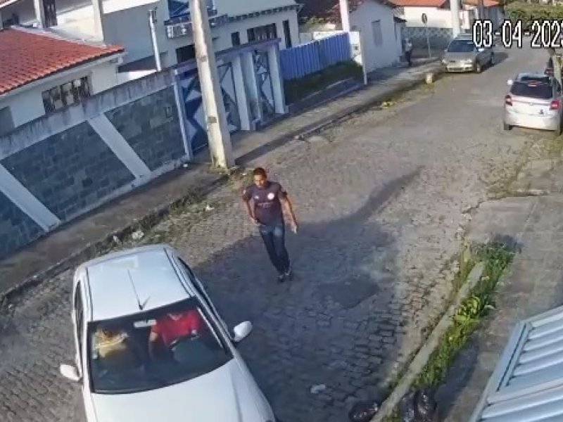 Imagem de Assista: Casal é assaltado ao retirar carro da garagem no interior da Bahia