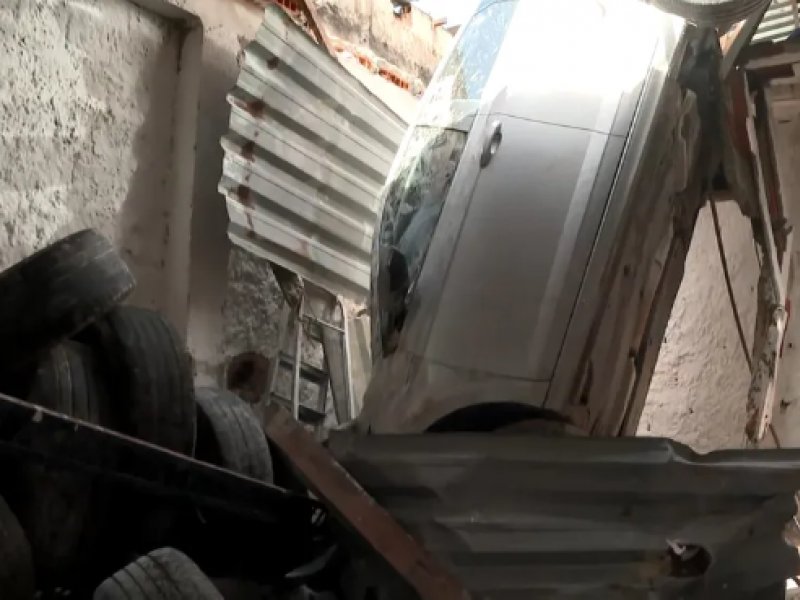 Imagem de Carro cai de garagem no Imbuí e deixa feridos