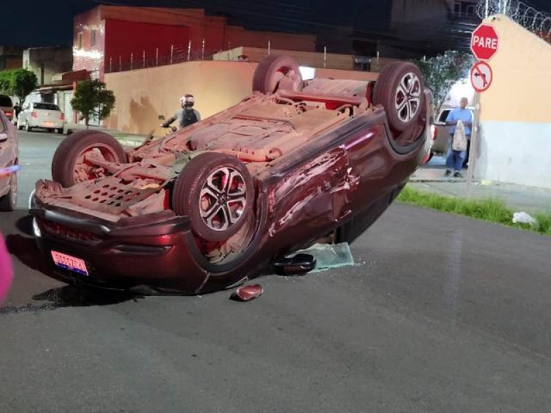 Imagem de Carro capota após colisão em Feira de Santana