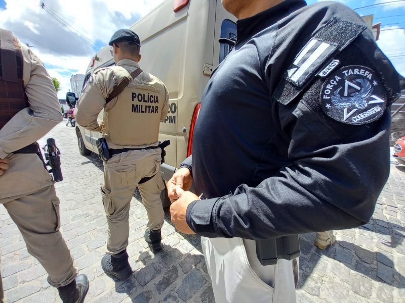 Imagem de Presos durante operação, sargento da reserva e mais 6 suspeitos de integrar grupo de extermínio são transferidos