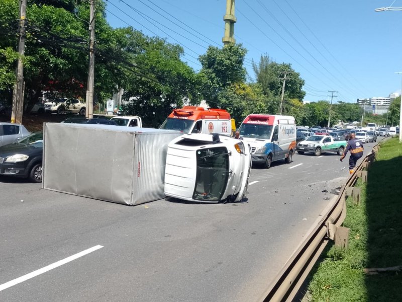 Imagem de Caminhão baú tomba e acidente deixa trânsito congestionado na Paralela