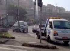 Imagem de Motorista perde controle de carro e bate em poste no Largo Dois Leões