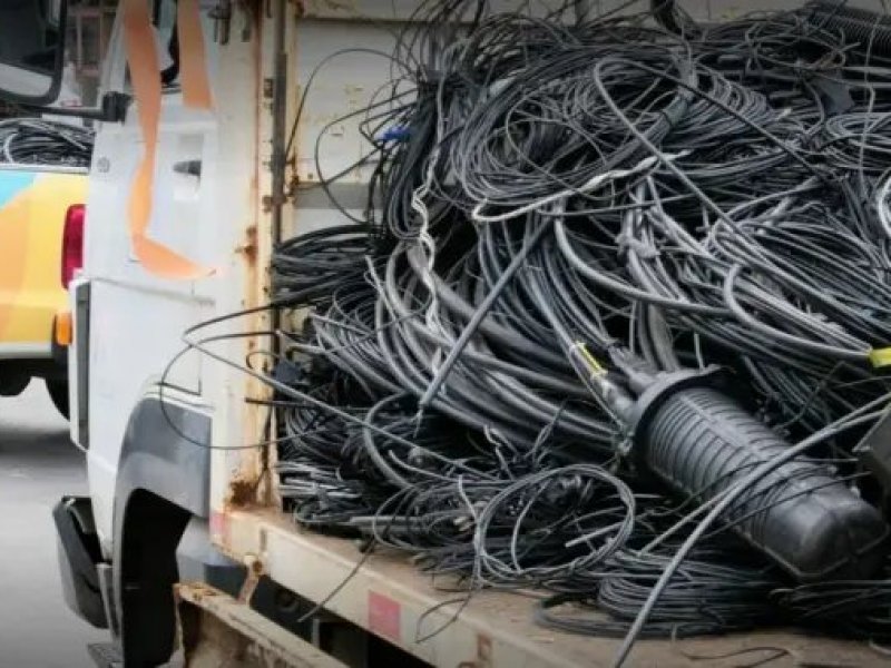 Imagem de Bahia: 65 toneladas de cabos irregulares de telefonia e internet são removidos em três meses