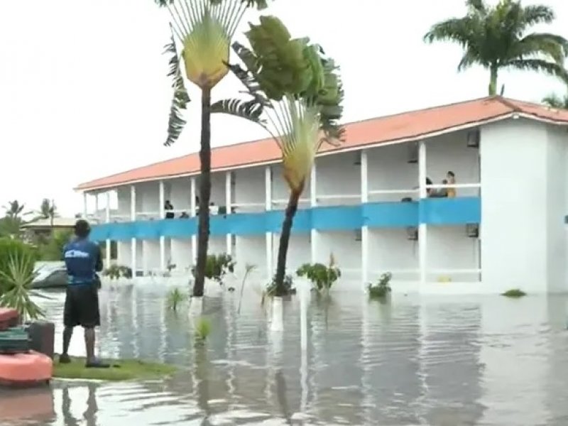 Imagem de Chuva causa alagamentos e deslizamentos no sul da BA; turistas são resgatados com caiaques de hotel inundado 