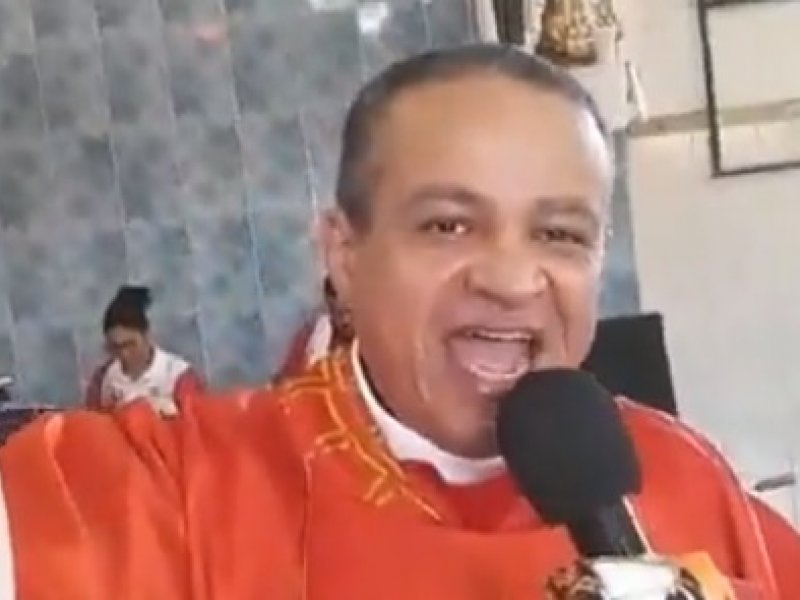 Imagem de Padre viraliza ao cantar grande sucesso do samba em missa; assista