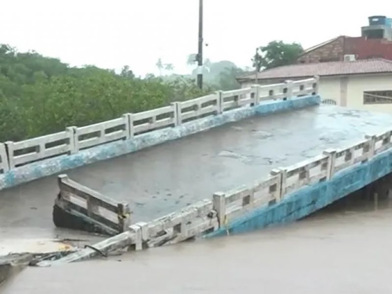 Imagem de Rodovias e pontes são interditadas em decorrência da chuva no sul da Bahia