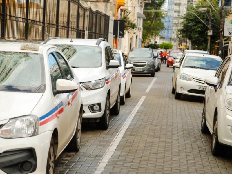 Imagem de Prefeitura sanciona lei que amplia idade máxima de veículos de táxi, mototáxi e transporte por aplicativo