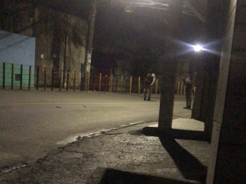 Imagem de Intenso tiroteio assusta moradores de Tancredo Neves; homem foi morto em via pública