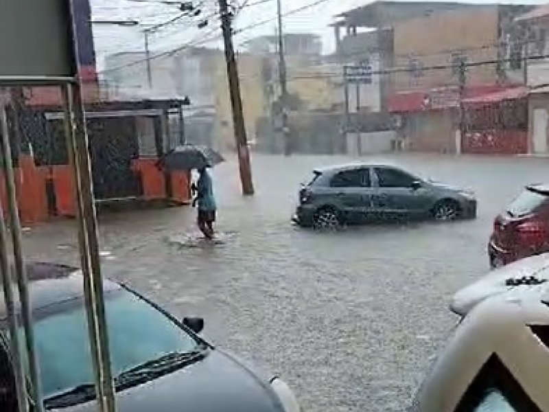 Imagem de Chuva alaga região da Cidade Baixa e morador pede "socorro"