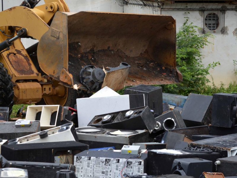 Imagem de Sedur destrói mais de 2 mil equipamentos sonoros inservíveis apreendidos em Salvador