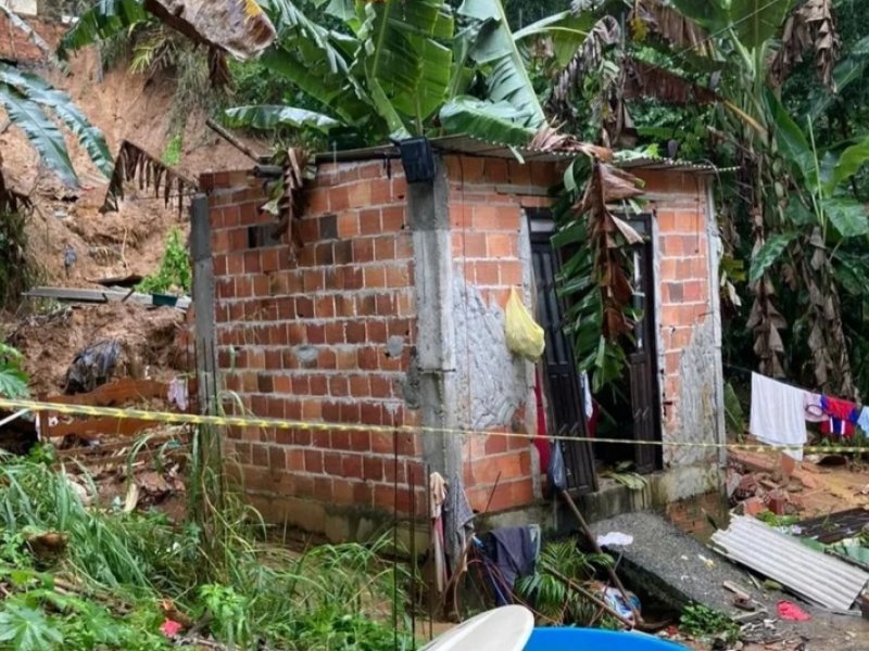 Imagem de Três pessoas são soterradas após imóvel desabar em Salvador
