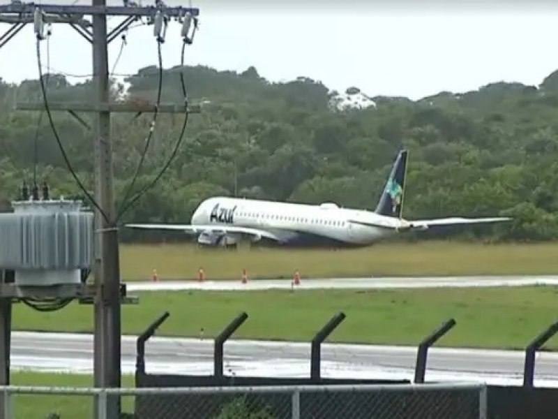 Imagem de Oito dias após sair da pista durante pouso, avião é retirado de área de matagal no aeroporto 